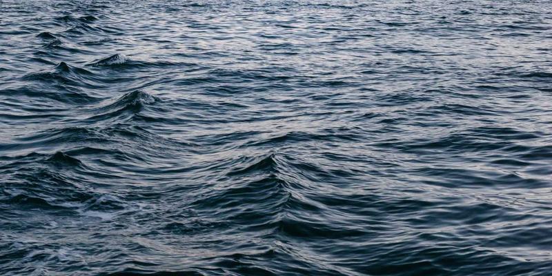 从蛮荒到天堂:《混沌大地》如何用硬核行星工程学,重新定义生存建造游戏