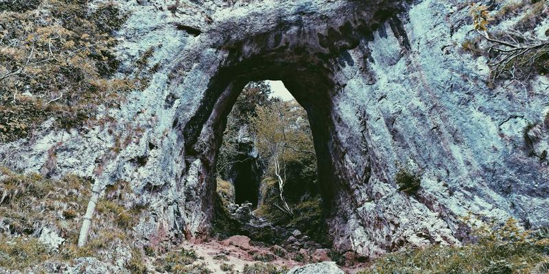 当陨石撕裂虚拟星球：《混沌大地》如何用算法生成永恒的地质疤痕