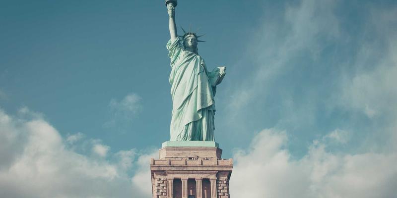 混沌算法与游戏叙事：如何让随机生成的地质事件驱动玩家故事